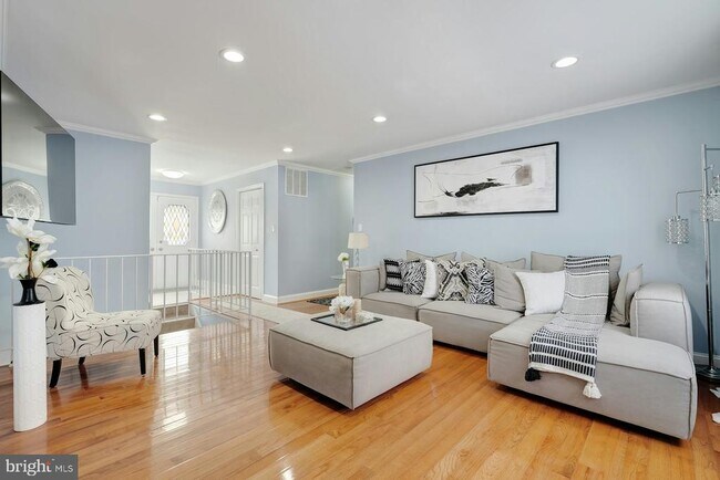 Building Photo - 900 E Tantallon Dr