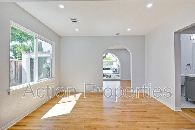 Building Photo - 152 S Bayview Ave