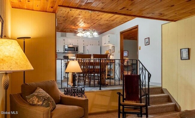 Building Photo - 37 Ichabod Ln