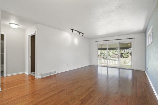 Building Photo - 3 Bedroom Townhome in University Neighborhood