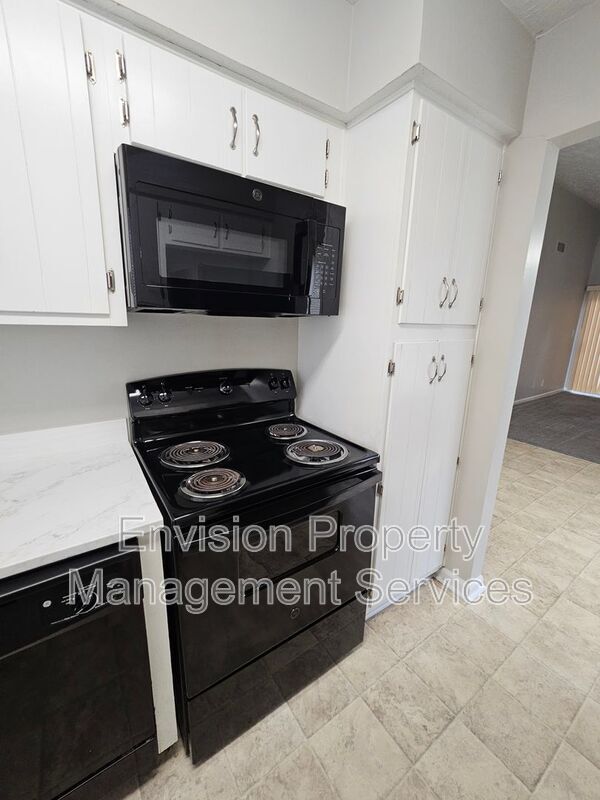 Building Photo - 8577 Pineview Ln