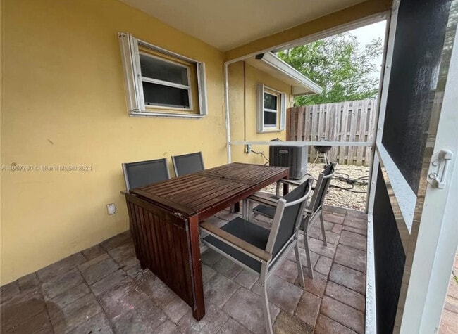 Building Photo - 842 SW 12th Ct