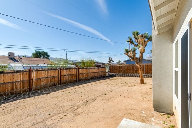 Building Photo - 3 Bedroom home in the beloved Joshua Tree area