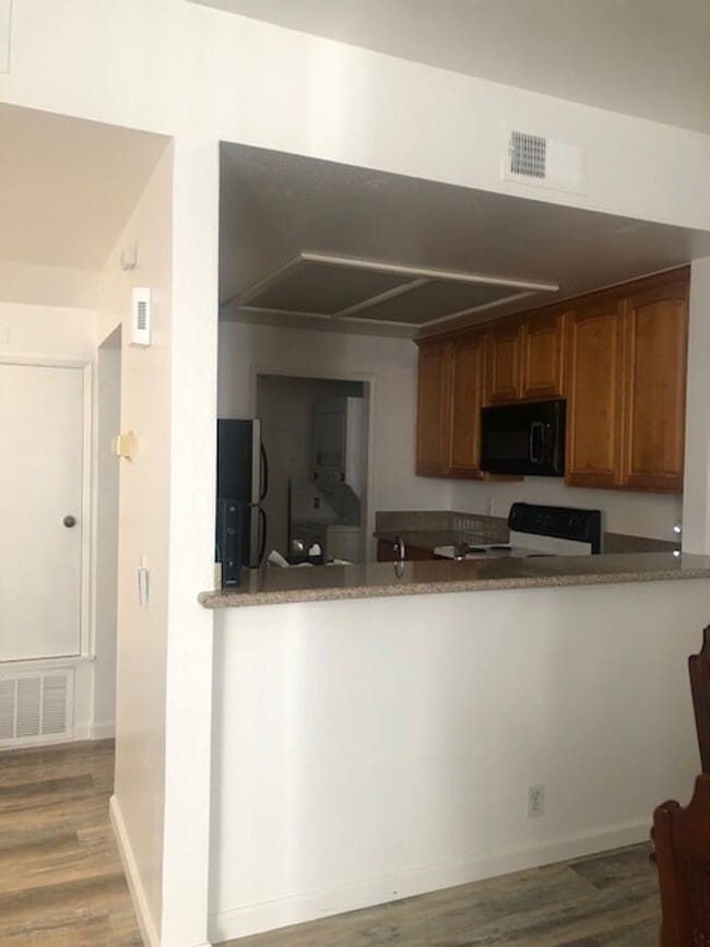 Building Photo - 2 Bedroom Condo in San Diego Mission Valle...