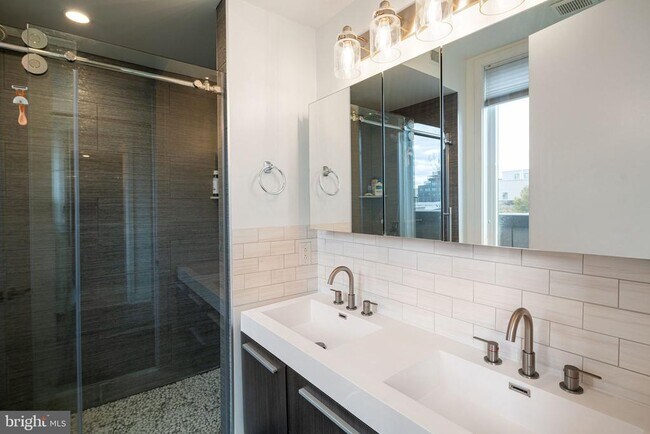 Building Photo - 1757 Waterloo St