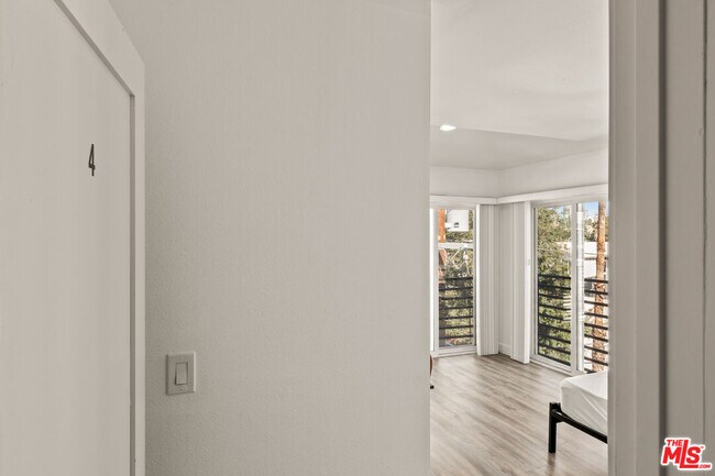 Building Photo - 1147 W 37th St