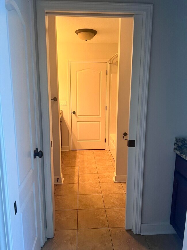 Building Photo - 411 Serene Ct