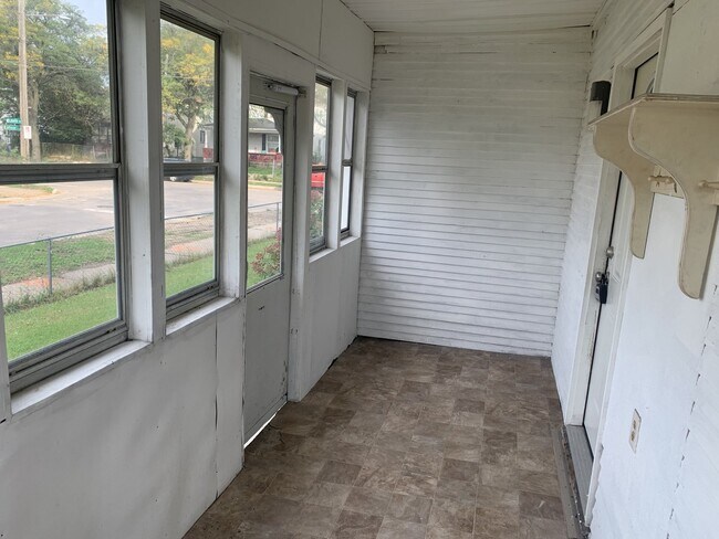 Building Photo - 2 Bedroom Upper Close to Downtown!