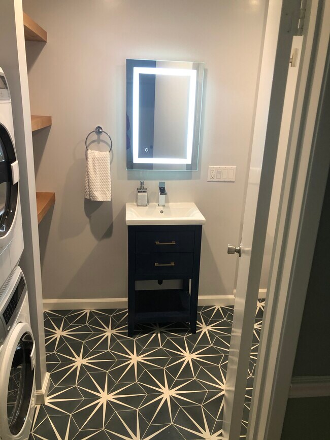 Building Photo - 2131 E 1st St