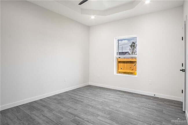 Building Photo - 2104 E Viviana St
