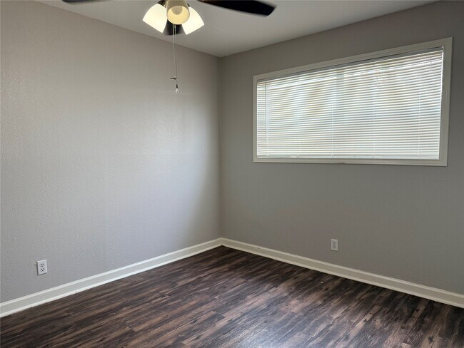 Building Photo - 2102 5th Ave N