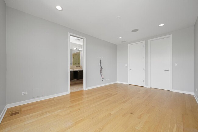 Building Photo - 1541 N Bosworth Ave