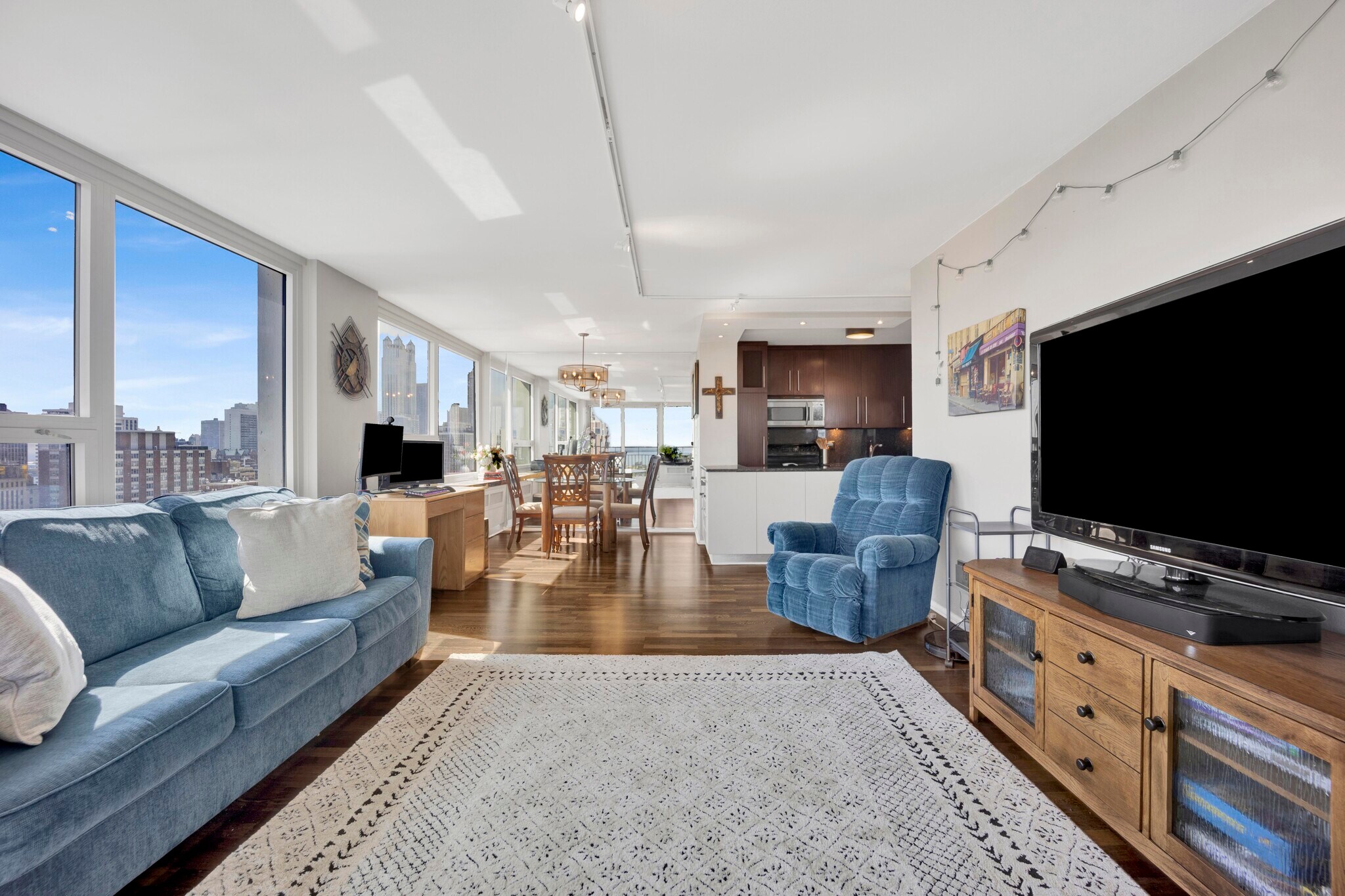 Unit Living room - 88 W Schiller St