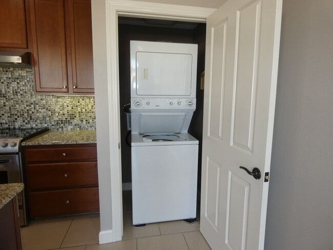 Building Photo - Downtown Pensacola Condo