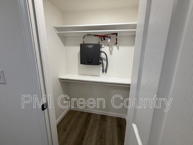 Building Photo - 2432 E Pine St