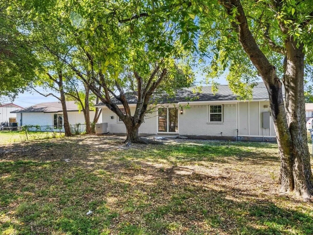Building Photo - 6510 Leaning Oaks St