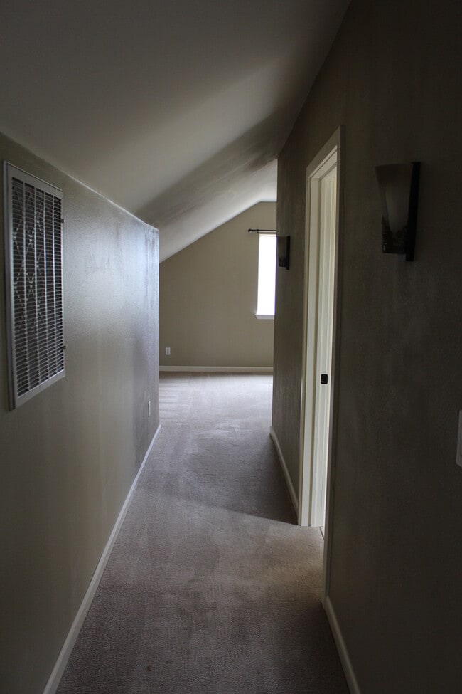 Building Photo - NE 4 Bedroom, 3 Bath, Gas Fireplace/Heat, ...