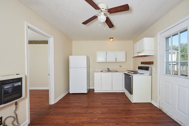 Building Photo - Coming Soon: 1BR apt with garage