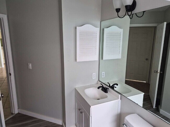 Building Photo - "Spacious 1732 Sq Ft 3-Bed, 2 Baths, in Tarpon Springs!"