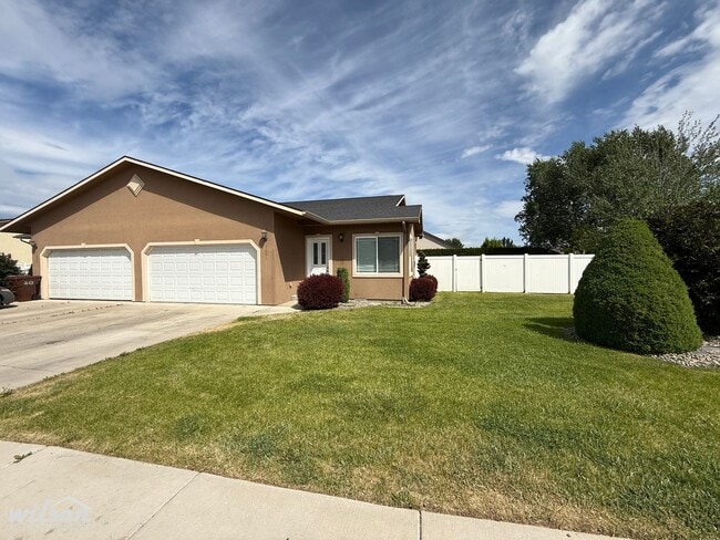 Building Photo - Spacious 3BR/2BA Duplex – Comfort Meets Co...