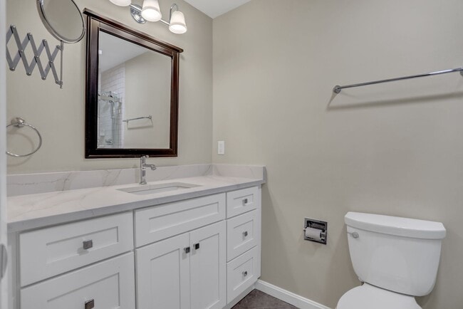 Building Photo - AMAZING SPACIOUS END UNIT TOWNHOUSE IN PRIME LOCATION