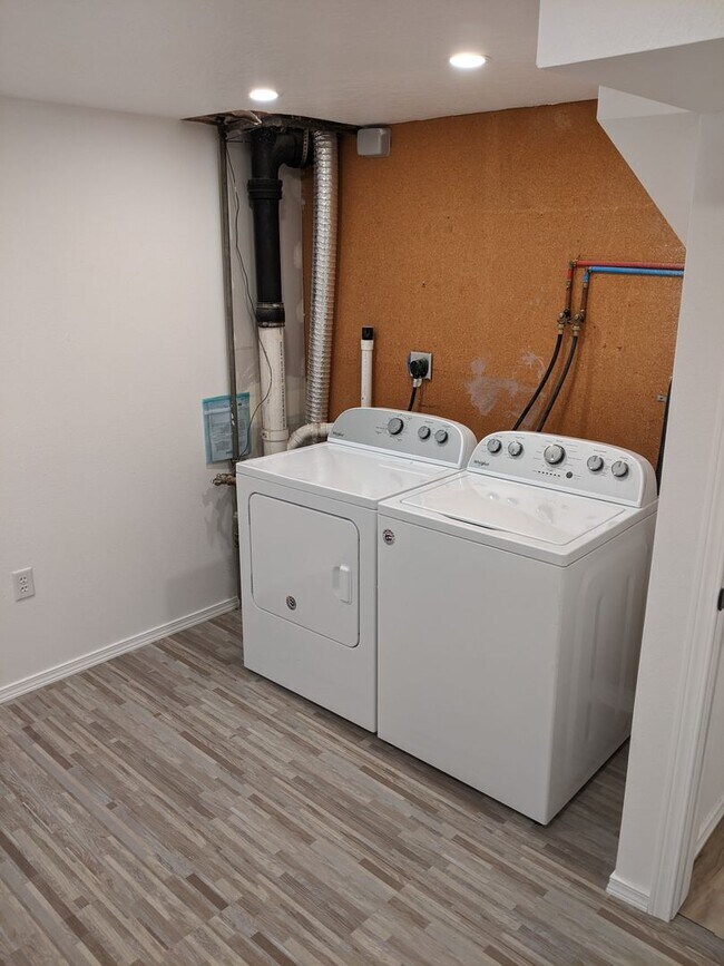 Building Photo - Large and recently remodeled 5 bedroom wit...
