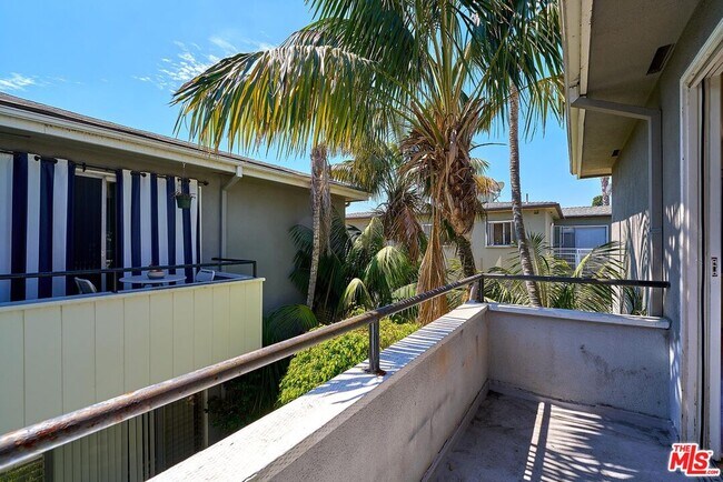 Building Photo - 742 S Plymouth Blvd