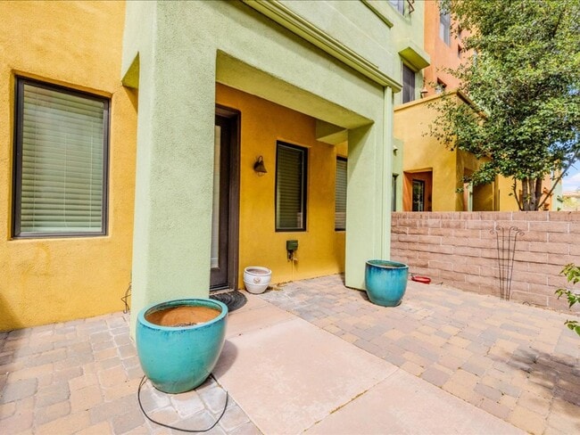 Building Photo - 3 Bedroom, 2.5 Bath CATALINA MOUNTAIN VIEWS! ROOF TOP CABANA!!