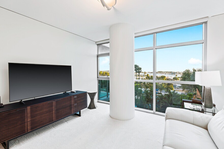 Building Photo - 13650 marina pointe Dr