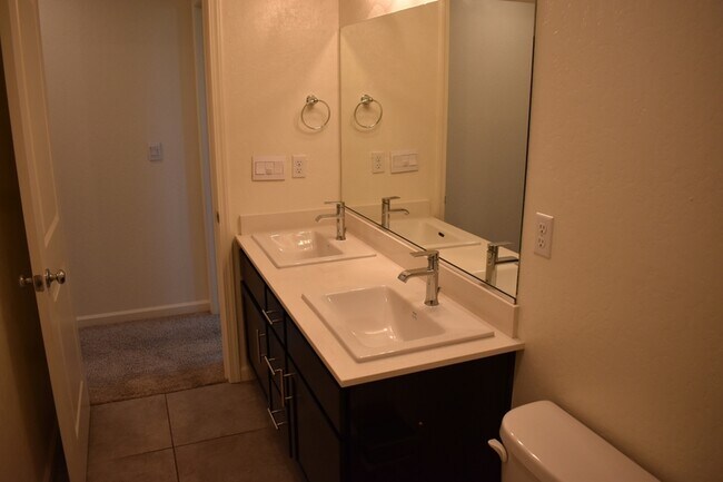 Building Photo - 698 Jessie Dr
