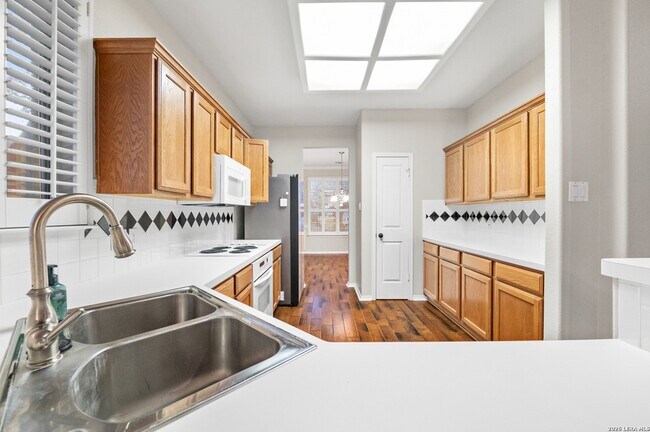 Building Photo - 2634 Lakehills St