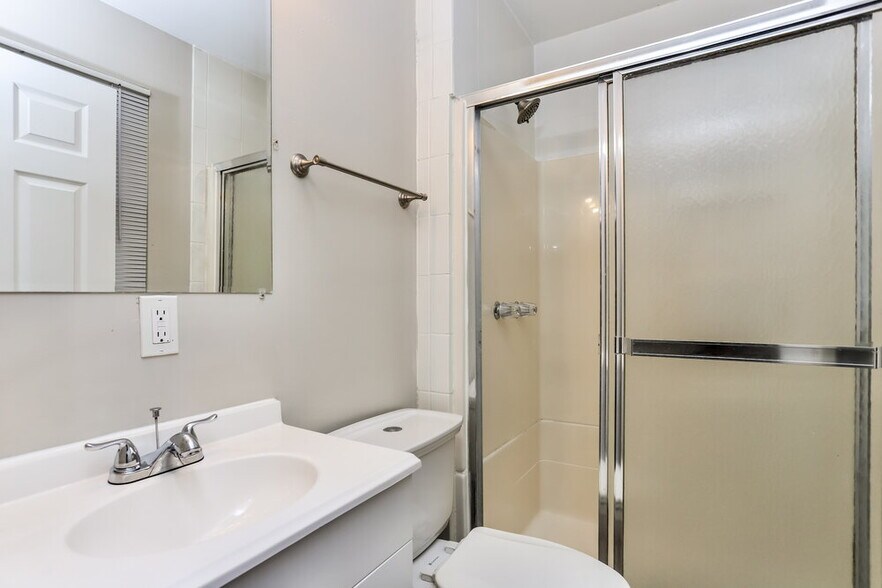 Building Photo - 3035 Oriental Dr