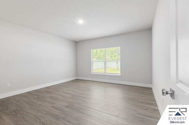 Building Photo - 8 Longview Ln