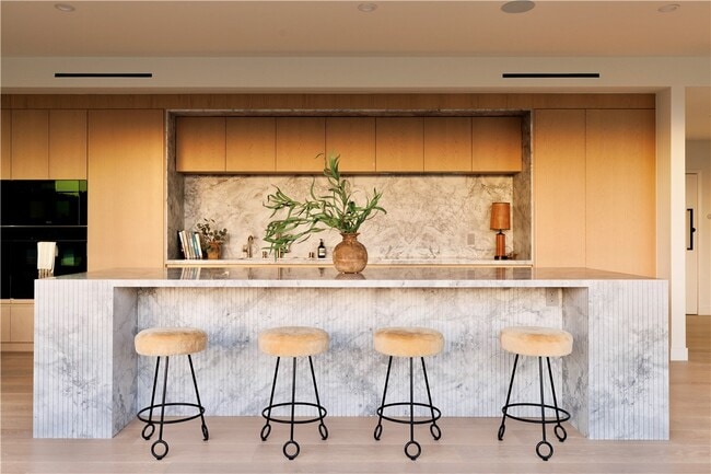 Building Photo - 838 N Doheny Dr