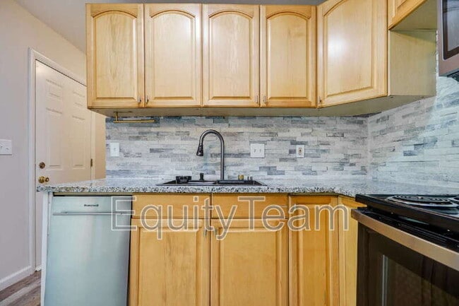 Building Photo - 9609 Helmsley Way