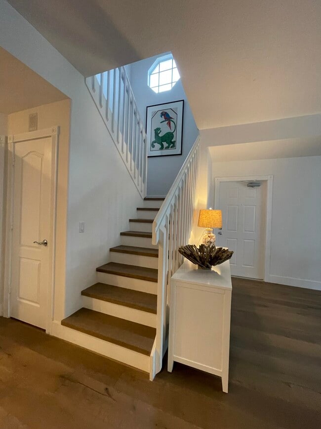 Building Photo - 245 Fortuna Dr