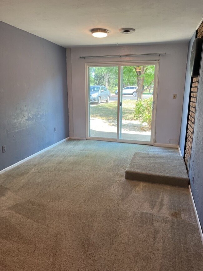 Building Photo - STUDENTS WELCOME! Spacious Ranch Home Across from City Park!