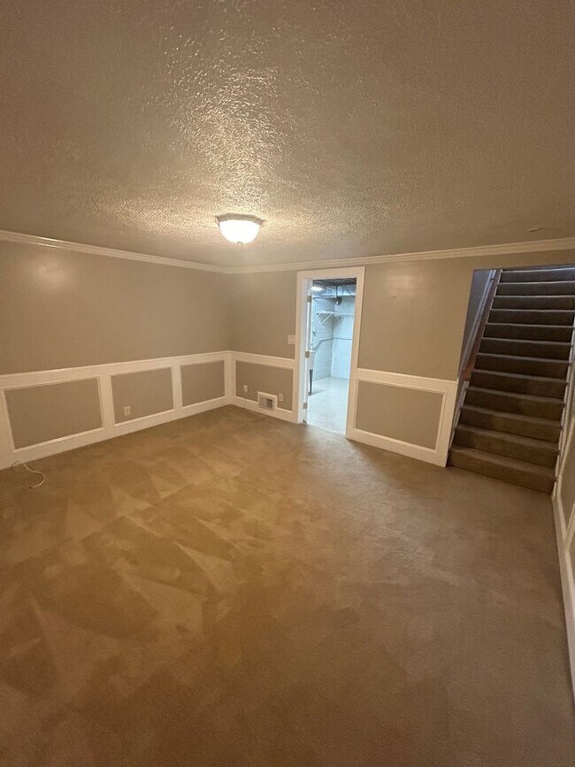 Building Photo - Modern 1 Bedroom Townhome in Prime Moon Township Location!