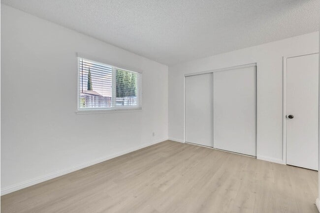 Building Photo - 15 Sunborg Ct