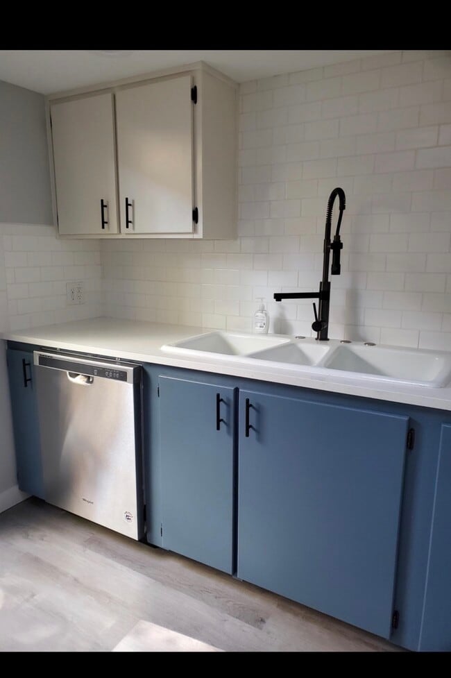 Building Photo - 130 Ravine St