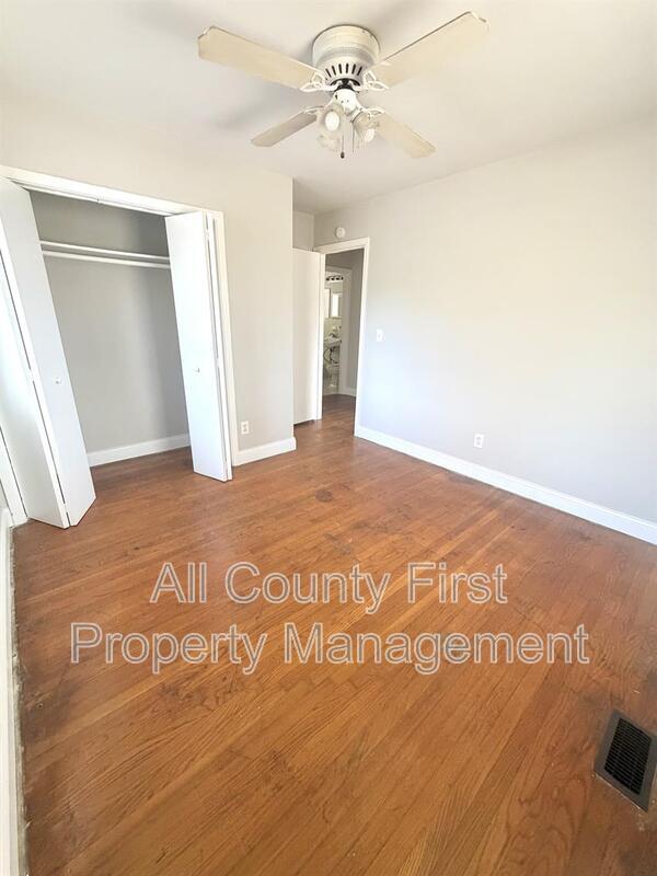 Building Photo - 3236 Renault Rd SE