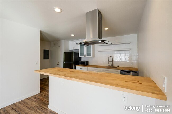 Building Photo - 7 Commodore Dr