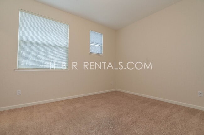 Building Photo - South Tracy 4-Bed Home with First-Floor Bedroom