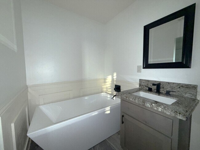 Building Photo - 4-bedroom, 2-bathroom home located in the vibrant city of Visalia, CA.