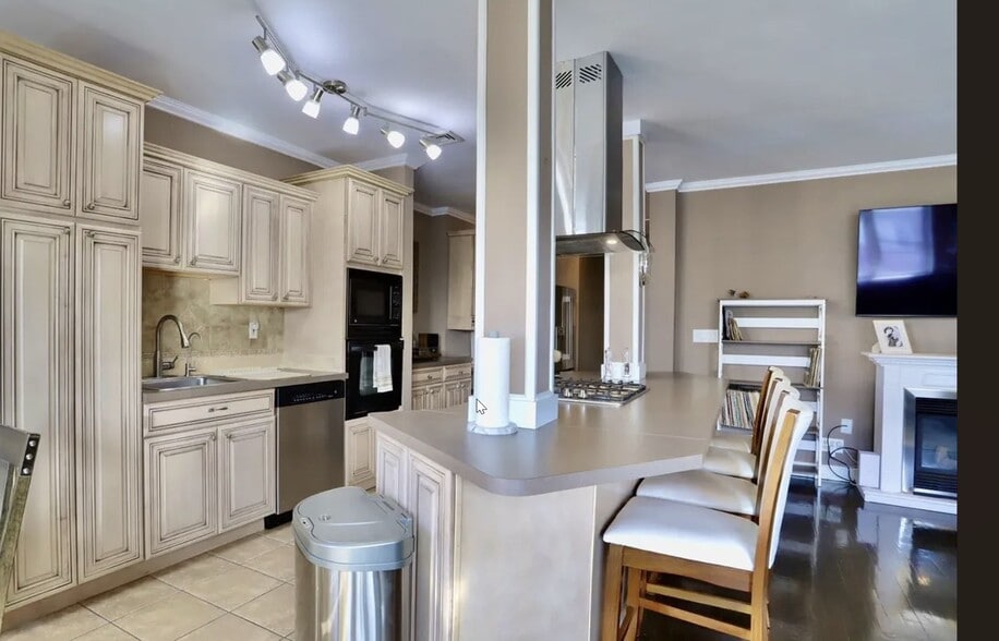 Open kitchen - 2520 John F Kennedy Blvd