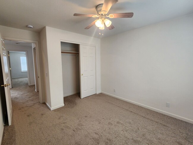 Building Photo - Large home on a golf course