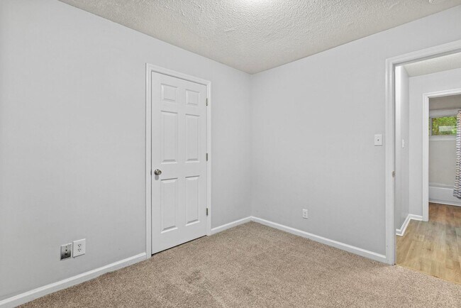 Building Photo - Charming 3 bedroom Available Now