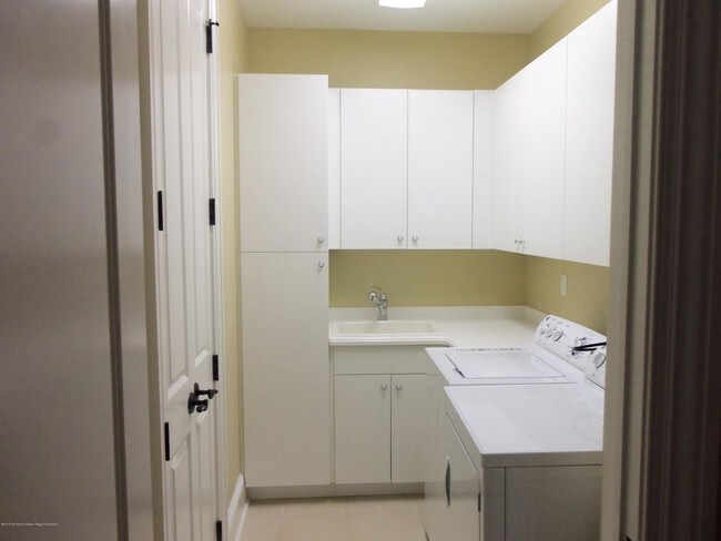 Building Photo - 1031 Oval Rd