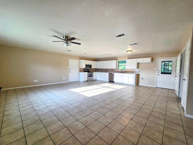 Building Photo - Charming 3-Bed, 2-Bath Country Home in Kem...