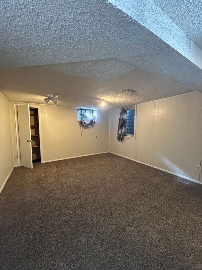 Building Photo - 5 BR/3 1/2 BA in the Desirable Meadowglen Community!!